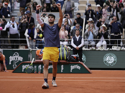 Alcaraz rejoint Tsitsipas en quarts de finale, comme en 2023