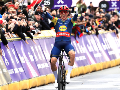 Victoire et maillot de leader pour Mads Pedersen