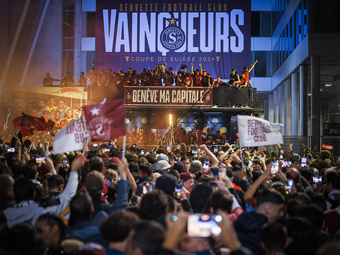 Une foule de fans en liesse accueille le Servette FC à Genève