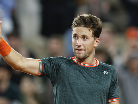 Casper Ruud rejoint Novak Djokovic en quarts