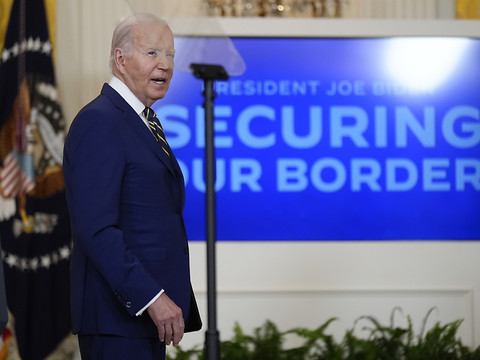 Joe Biden donne un coup de barre à droite sur l'immigration