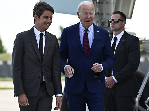 Débarquement: Macron entame les commémorations, Biden en France
