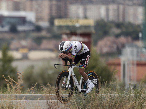 Remco Evenepoel remporte le chrono et prend le maillot jaune