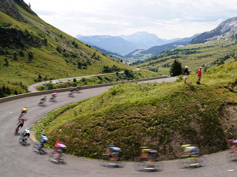 Une chute massive entraîne l'interruption de la course