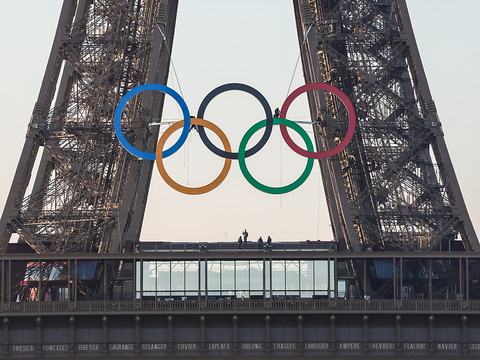 Les anneaux olympiques accrochés à la tour Eiffel