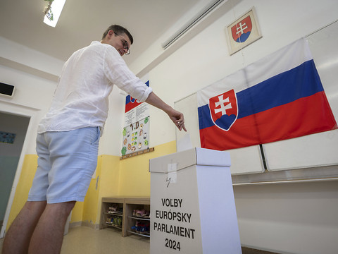 Européennes: les libéraux l'emportent face au parti de Robert Fico