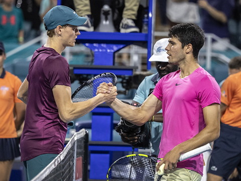 Sinner devance Alcaraz et Djokovic