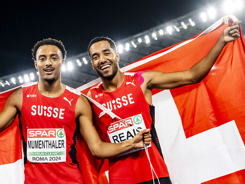 Mumenthaler et Moser en or à Rome, Reais en bronze