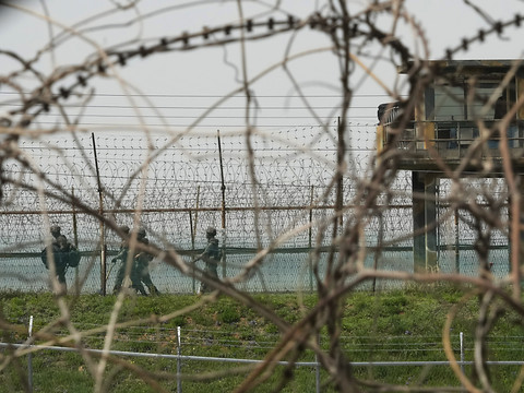 Des soldats nord-coréens ont brièvement franchi la frontière