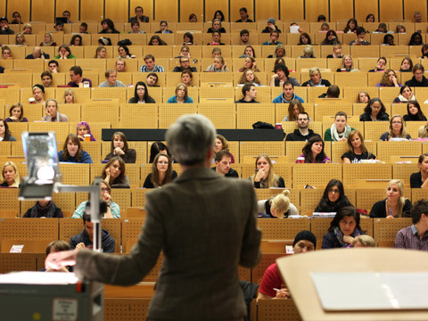 Les jeunes femmes mieux formées que les hommes en Suisse