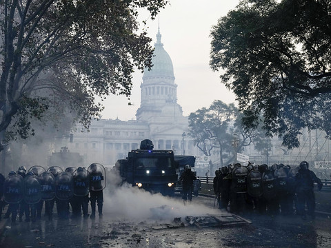 Argentine: Milei voit ses réformes dérégulatrices adoptées au Sénat