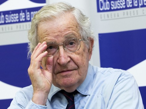 L'intellectuel américain Noam Chomsky hospitalisé au Brésil