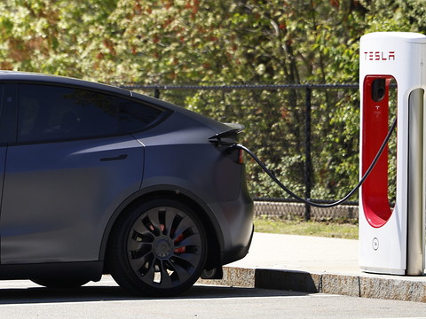 Un Canadien vivant en Chine plaide coupable de voler Tesla