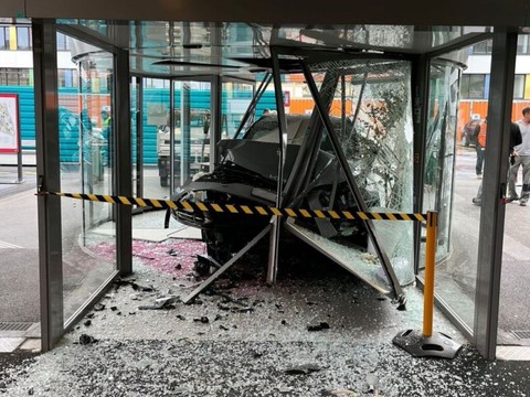 Une voiture percute l'entrée principale du CHUV à Lausanne