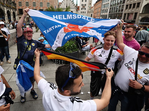 L'ambiance monte avant le match d'ouverture Allemagne-Ecosse
