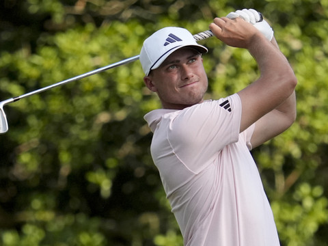Aberg en tête après le 2e tour, Woods manque le cut