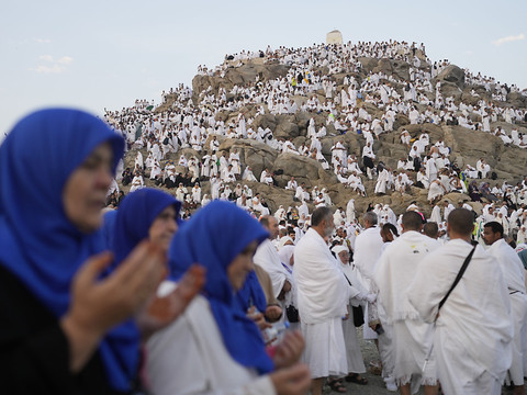 Hajj: marée de fidèles au mont Arafat sous une chaleur extrême