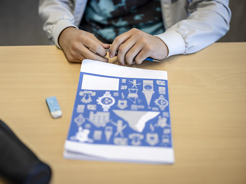 Les enseignants injustes favorisent le populisme chez les ados