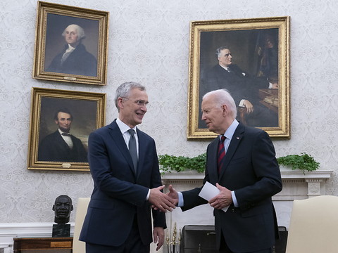 Le chef de l'OTAN menace Pékin et veut plus d'armes pour l'Ukraine