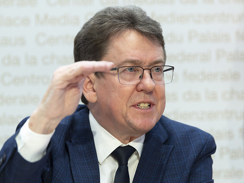 Le Conseil fédéral veut abaisser la redevance à 300 francs