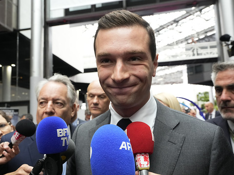 Législatives en France: Bardella lisse son programme