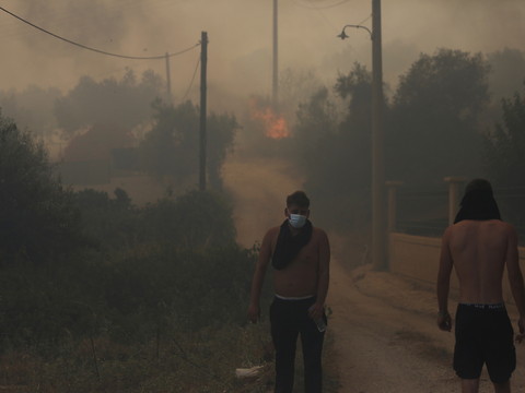 Un incendie au sud-est d'Athènes attisé par des vents violents