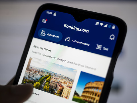 Le site Booking alerte sur les arnaques aux voyages liées à l'IA