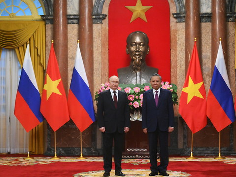 Au Vietnam, Poutine menace de fournir des armes à la Corée du Nord