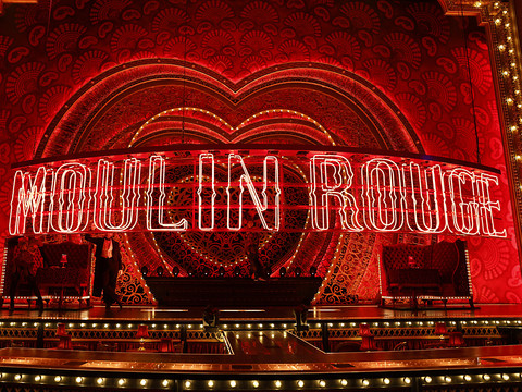 A Paris, le Moulin Rouge accueille de nouvelles ailes provisoires