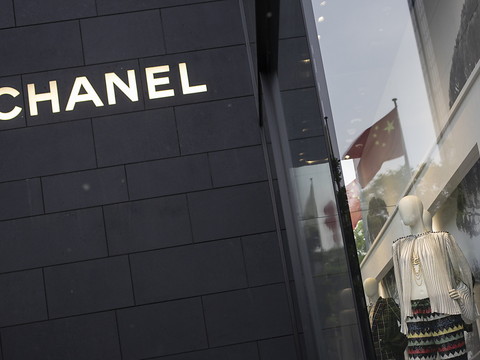 Chanel: cherche candidat(e) pour poste de directeur artistique