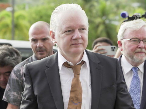 Julian Assange plaide coupable et sort du tribunal libre