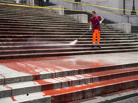 La place d'Espagne à Rome peinte en rouge contre les féminicides