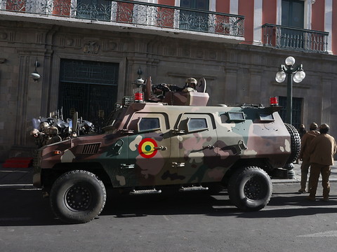 Accusés de putsch, des militaires boliviens se retirent à La Paz