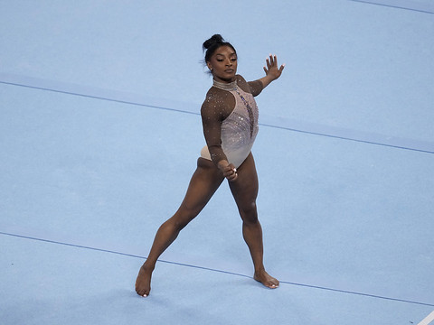 Simone Biles mène le bal à mi-parcours