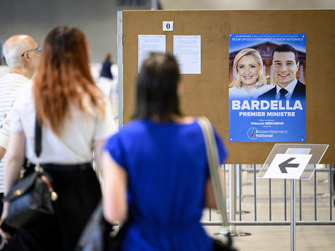 Les Français votent massivement pour des législatives historiques