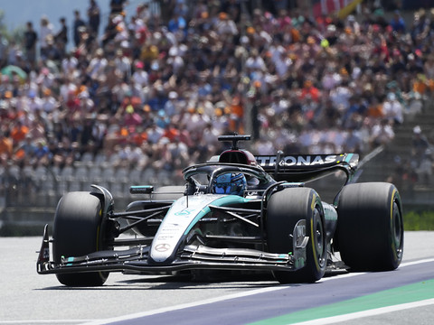 Russell gagne, Verstappen et Norris s'accrochent
