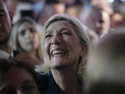 Législatives: désistements pour éviter une majorité absolue RN
