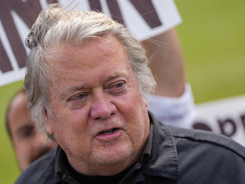 L'ex-éminence grise de Trump, Steve Bannon, se rend en prison