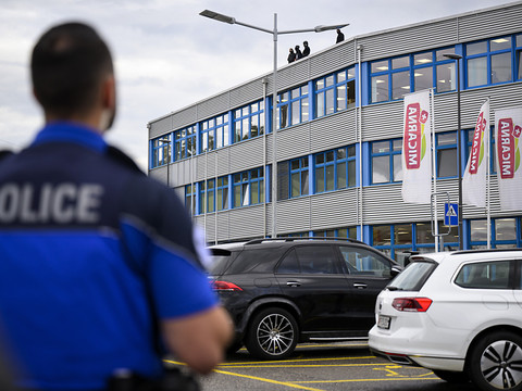 Antispécistes évacués de l'abattoir Micarna de Courtepin (FR)