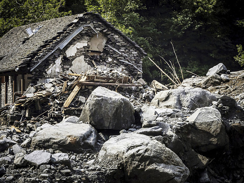 Le niveau de la rivière Maggia complique la recherche des disparus