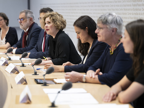 Initiative lancée en Suisse pour interdire les armes nucléaires