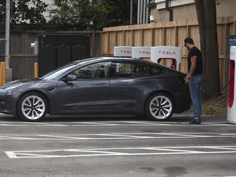 Livraisons de Tesla supérieures aux attentes au deuxième trimestre