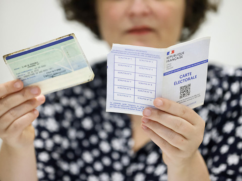 Législatives: le barrage contre l'extrême droite prend forme