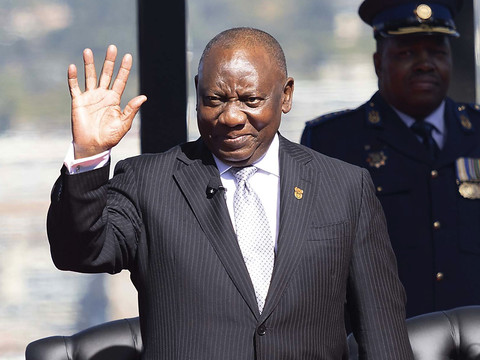 Biden, affaibli à Washington, parle avec le président sud-africain