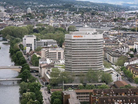 Greenpeace manifeste aux sièges de Coop et Migros