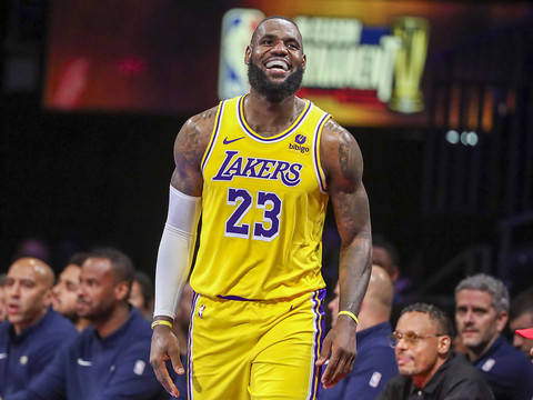 LeBron James signe un nouveau contrat avec les Lakers