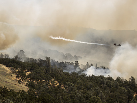 Des milliers de Californiens fuient un violent incendie