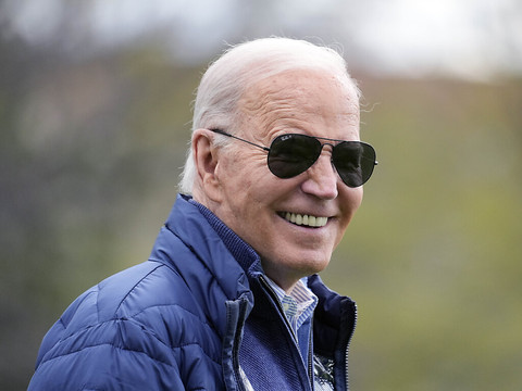 Pas de trêve malgré la fête nationale pour Biden