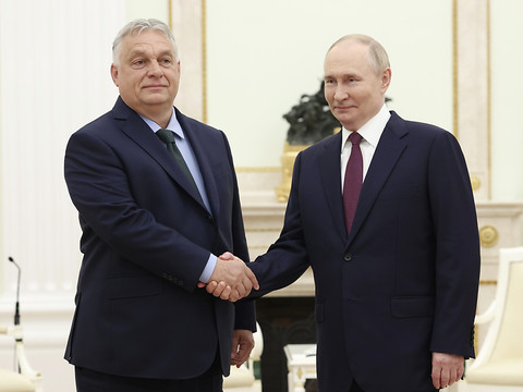 Poutine campe sur ses exigences devant Orban, huées de l'UE