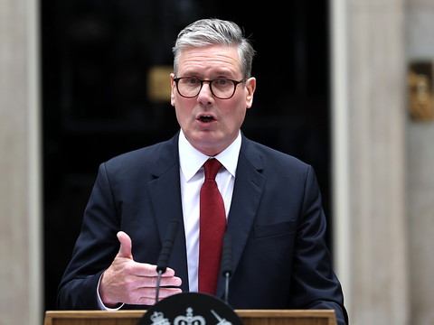 Le nouveau Premier ministre Keir Starmer promet de rebâtir le pays